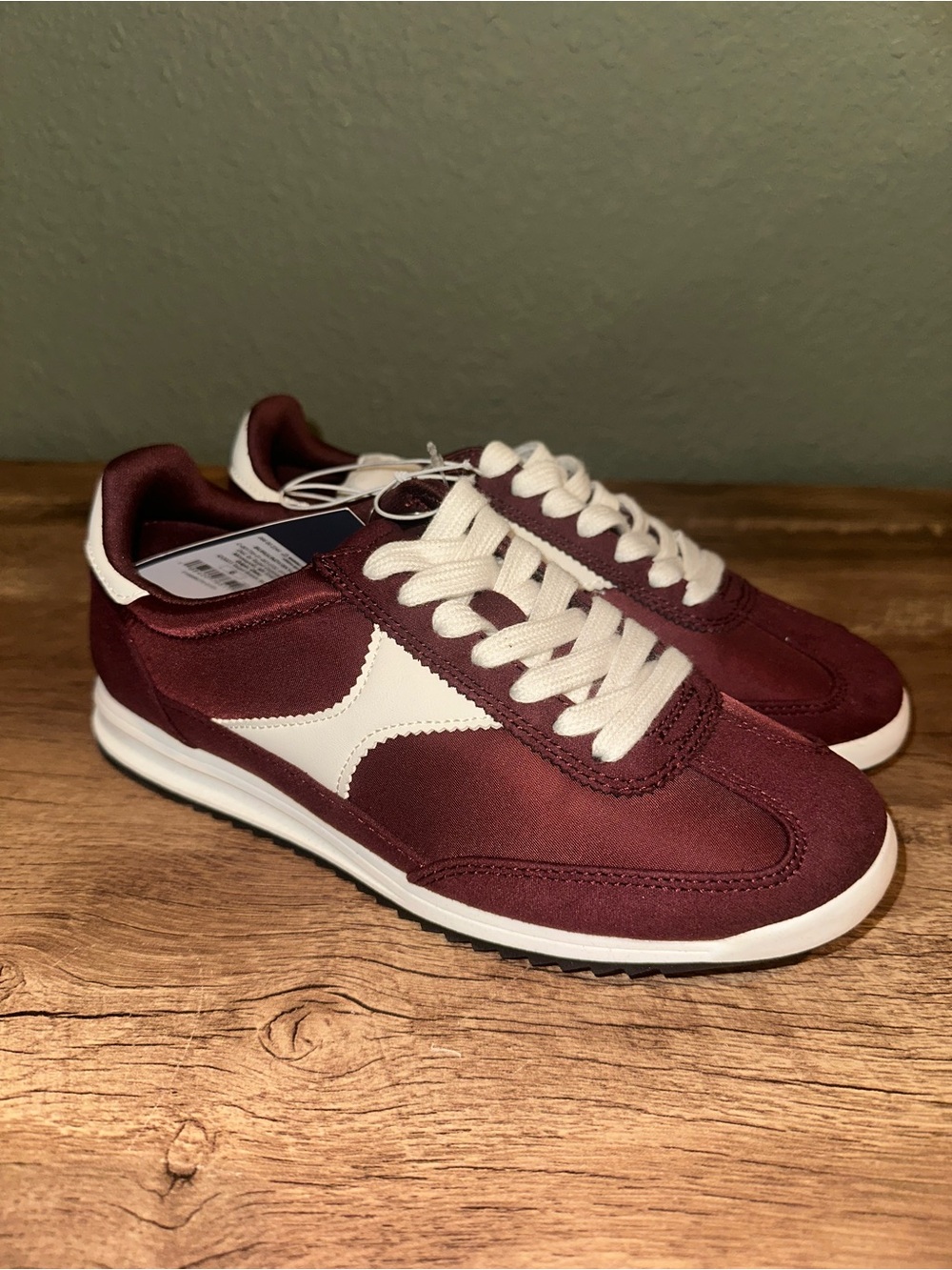 Universal Thread Women's Maroon and White Retro Sneakers